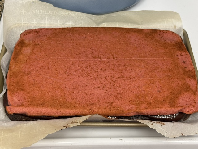 Couche framboise posée au-dessus du gâteau