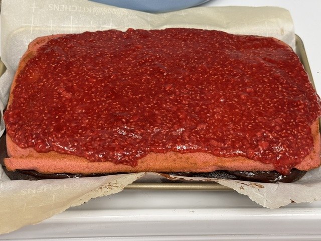 Confiture de framboise étalée jusqu'aux bords