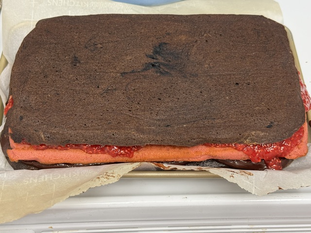 Gâteau vu d'en haut, avec 3 couches de gâteau et deux couches de garnitures