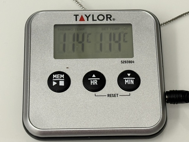 Photo de ma thermomètre, qui montre que la tempèrature est bien 114 °C.