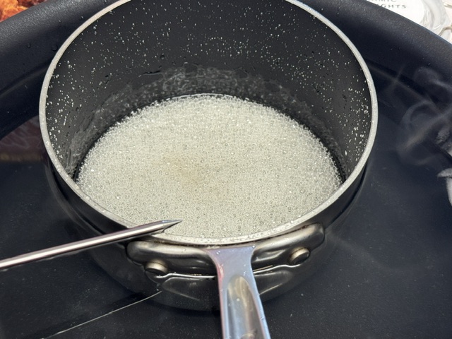 Casserole avec le fondant plongée dans le bain