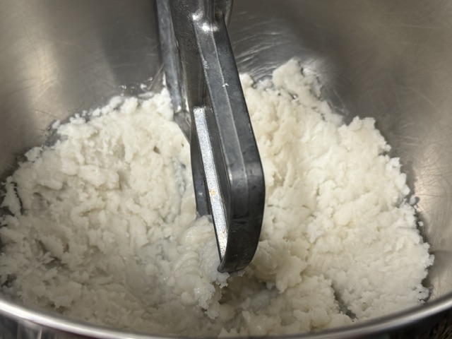 Fin des 10 minutes ; le fondant est devenu solide, blanc, et un peu comme une poudre, mais avec de plus gros morceaux