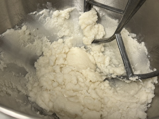 Un peu d'eau versée dans le fondant