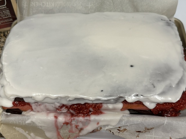 Gâteau avec le fondant étalé partout