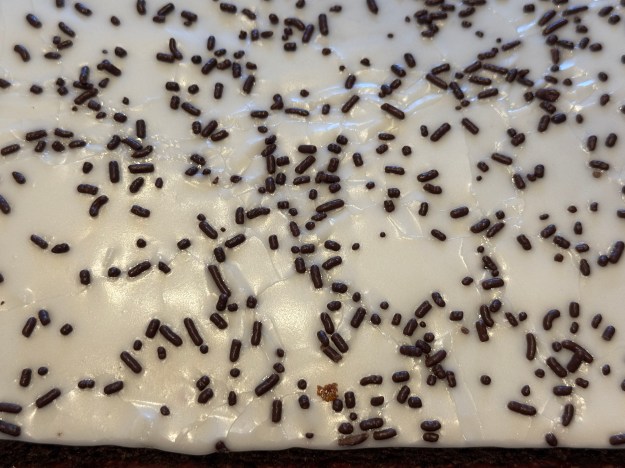 Gros-plan du fondant pour bien voir les vermicelles et à quel point le fondant a été travaillé avec une spatule.