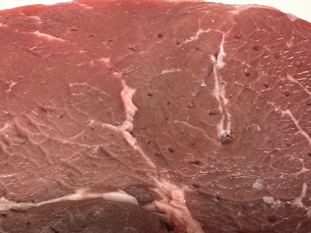 Gros-plan des trous après avoir piqué le steak