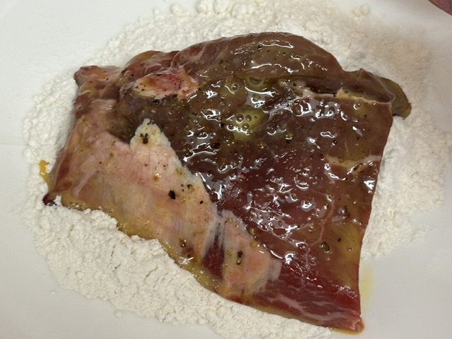 Steak posé au-dessus d'un tas de farine