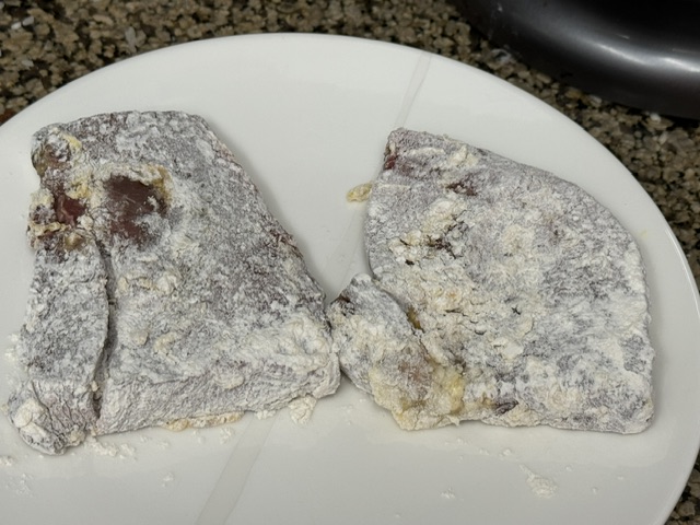 Deux steaks farinés