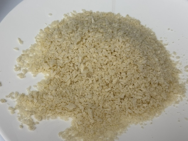 Tas des chapelure panko sur une assiette