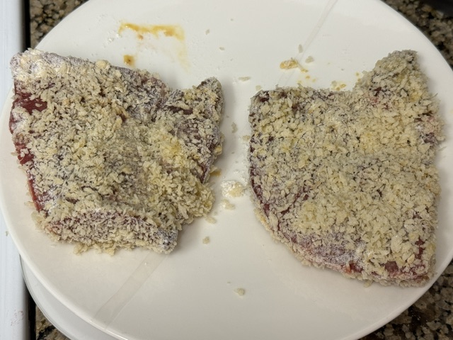 Deux steaks panés avec du panko