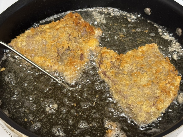 Steaks retournés -- le panko en haut est marron mais pas trop foncé