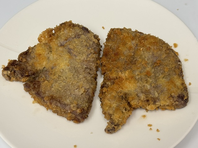 Steaks sur une assiette après la friture