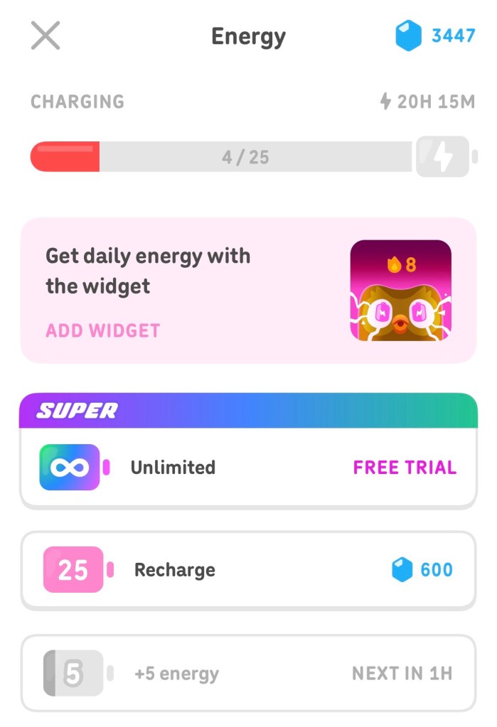 Capture d'écran avec 3 choix pour l'énergie : s'abonner à Super Duolingo, tout remplir pour 600 « joyaux » (la fausse monnaie de l'appli), ou recevoir 5 points gratuits, une fois par heure.