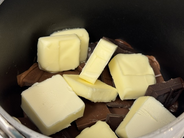 Beurre coupé en dés sur le chocolat