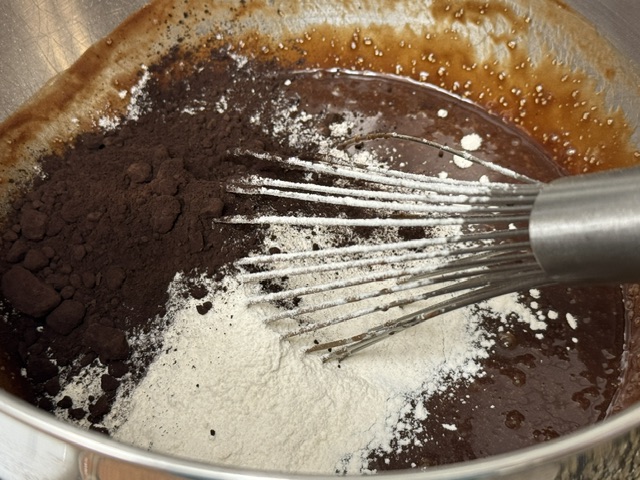 Farine et poudre de cacao vetsées sur la pâte