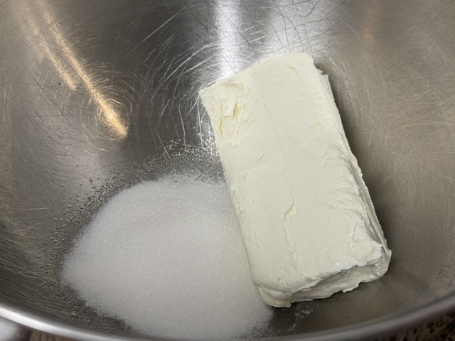 Bloc de Philadelphia avec un tas de sucre dans le saladier
