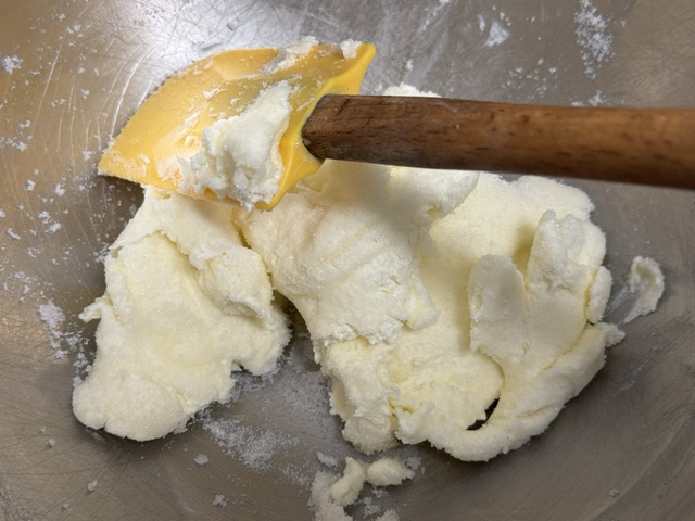 Mélange grossier, avec le fromage toujours à moitié dans la forme d'un bloc
