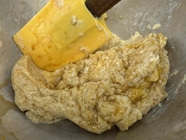 Pâte largement homogène -- un peu de jaune coule toujours sur la pâte