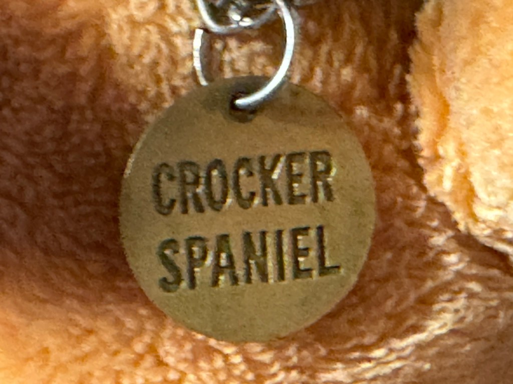 Gros plan de la plaque ronde qui dit « Crocker Soaniel ».