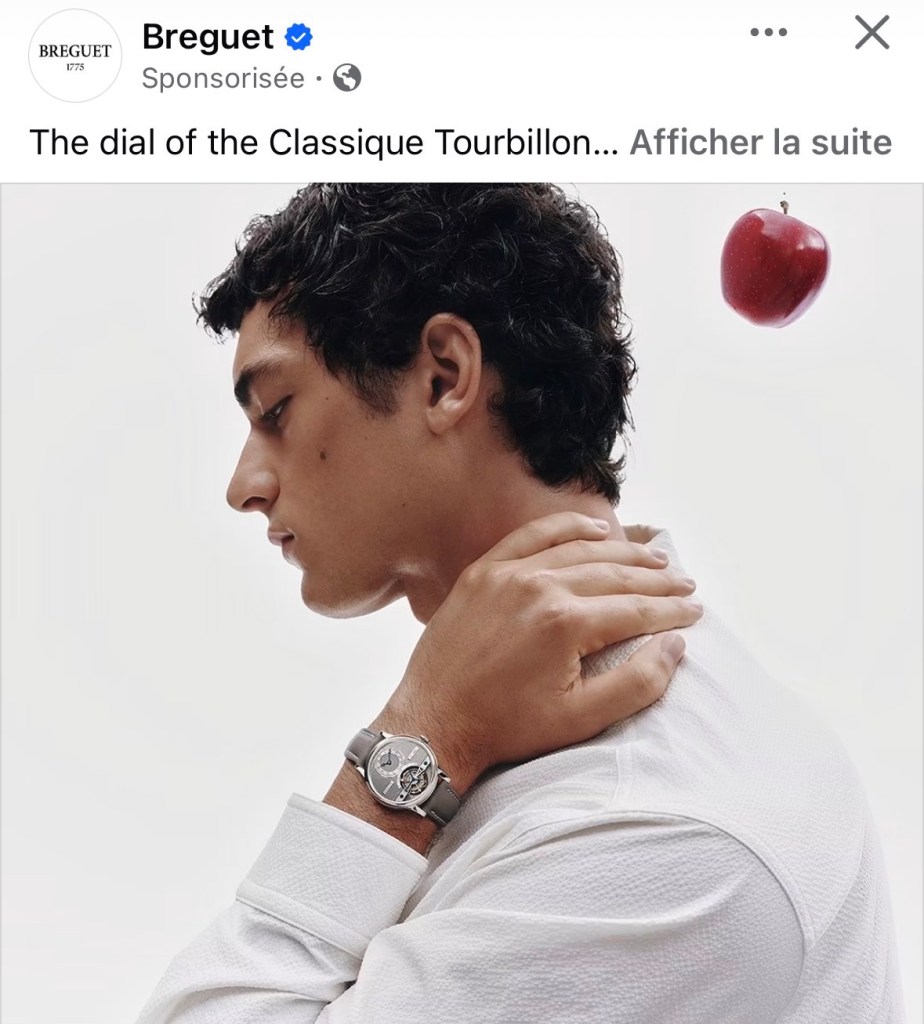 Capture d'écran d'une publicité où un jeune homme avec sa main gauche sur son cou, pour que sa poignée soit face au lecteur, porte une montre en or blanc. 