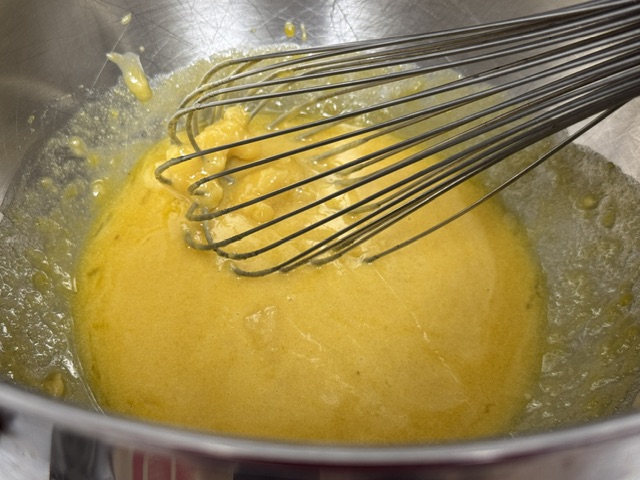 Fin de cuisson -- le liquide est homogène. Un fouet est posé dans le bol.