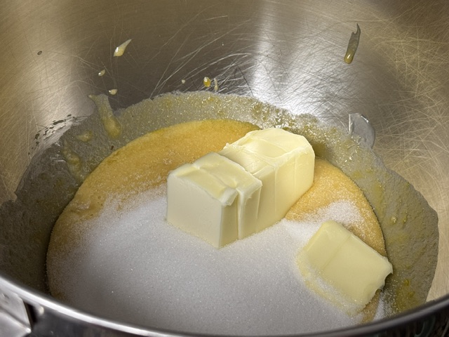 Dés de beurre et un tas du sucre flottant sur le mélange