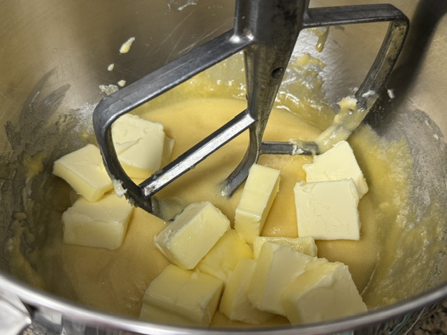 Beaucoup plus de beurre flottant sur la pâte