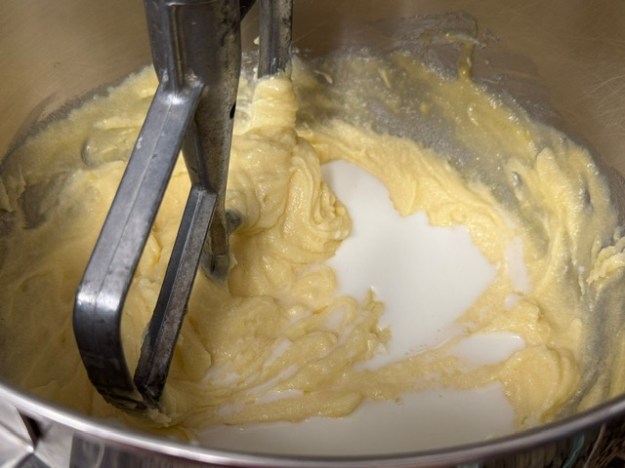 Feuille en gros plan ; du lait flotte sur la pâte (l'extrait d'amande est clair, donc inivisible).