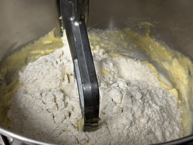 Tas de farine sur la pâte