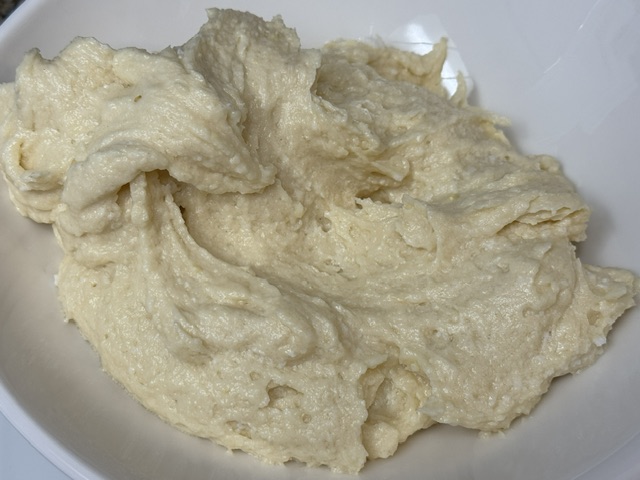 Bol blanc avec 1/3 de la pâte