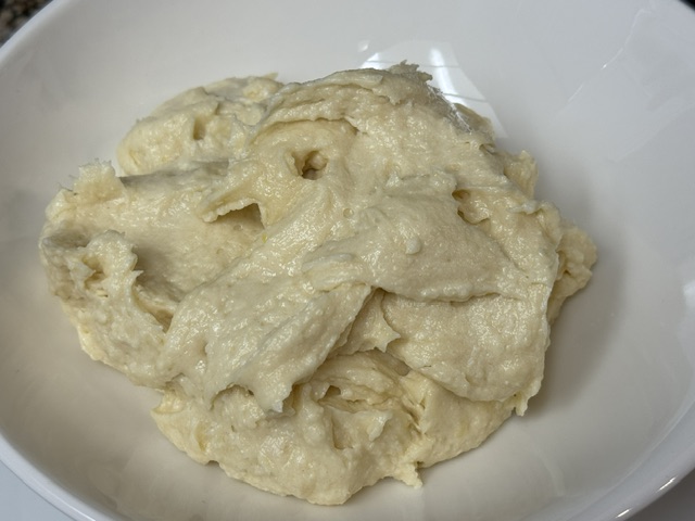 Autre bol blanc avec 1/3 de la pâte