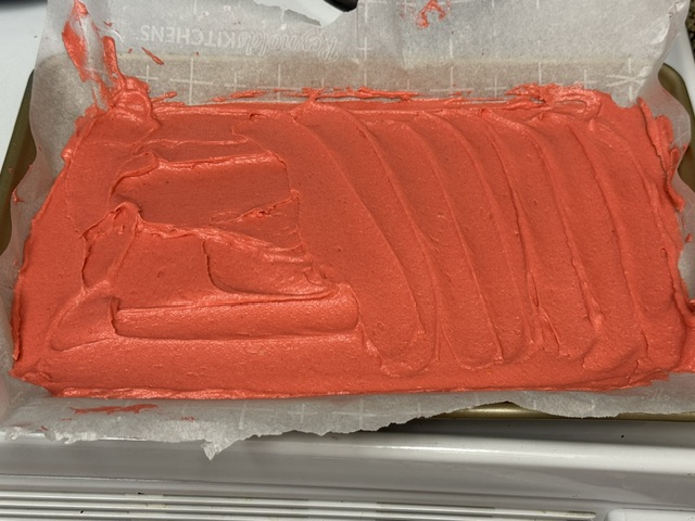 Pâte rouge étalée sur le papier de cuisson