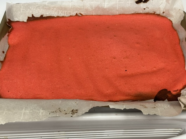 Couche de gâteau rouge, encore une fois marron aux bords