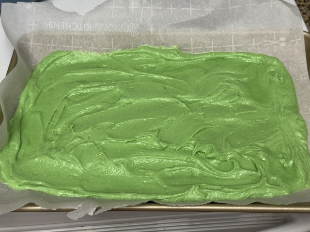 Pâte verte étalée sur le papier de cuisson