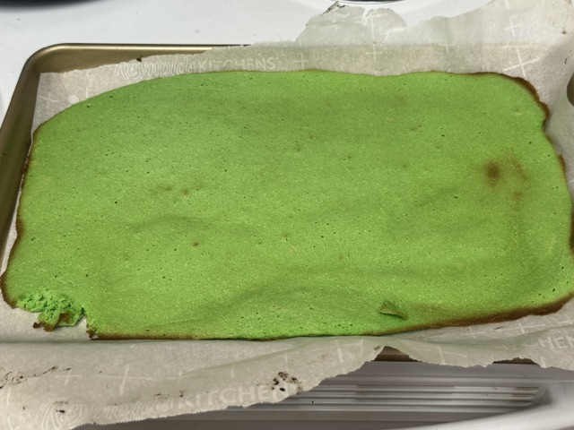 Couche de gâteau verte ; c'est marron aux bords