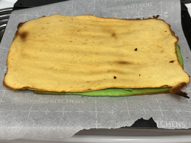 Couche de gâteau nature posée au-dessus de la couche verte
