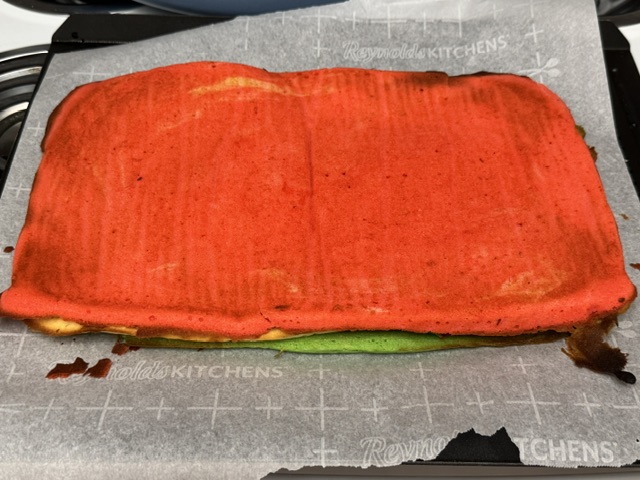 Couche de gâteau rouge posée en haut