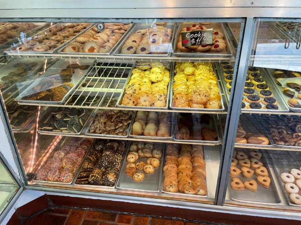 Un comptoir plein de cookies