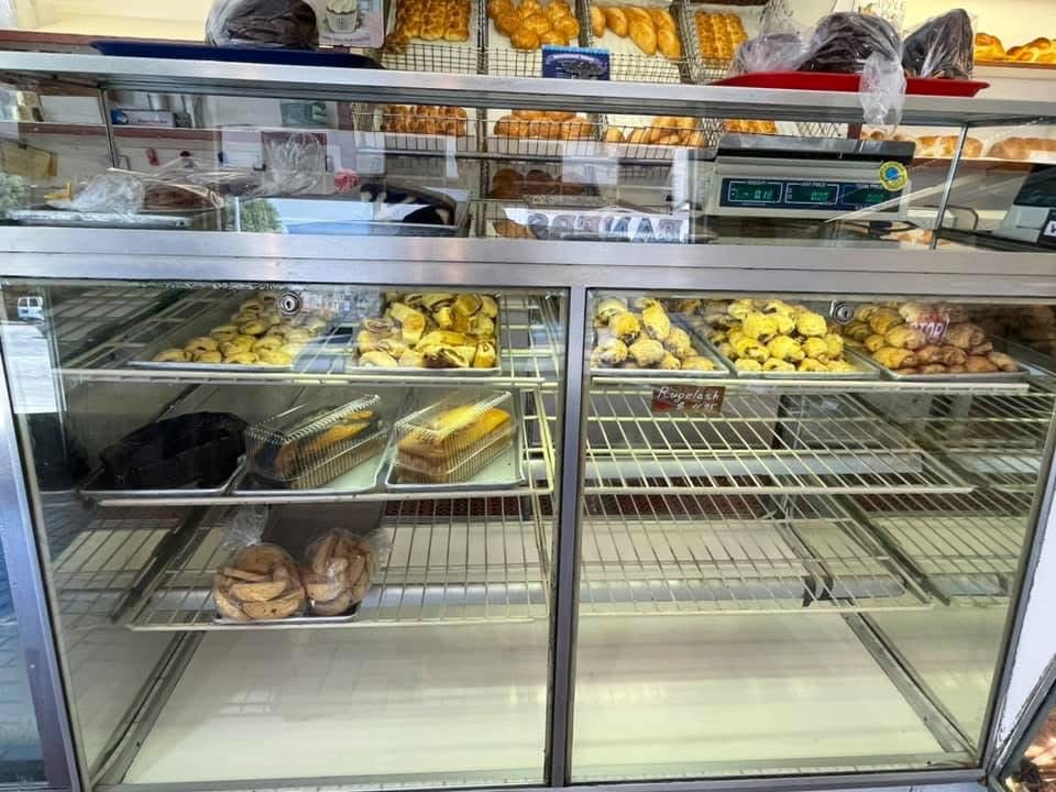 Un comptoir presque vide, avec les biscuits de l'Europe de l'Est dits rugelach