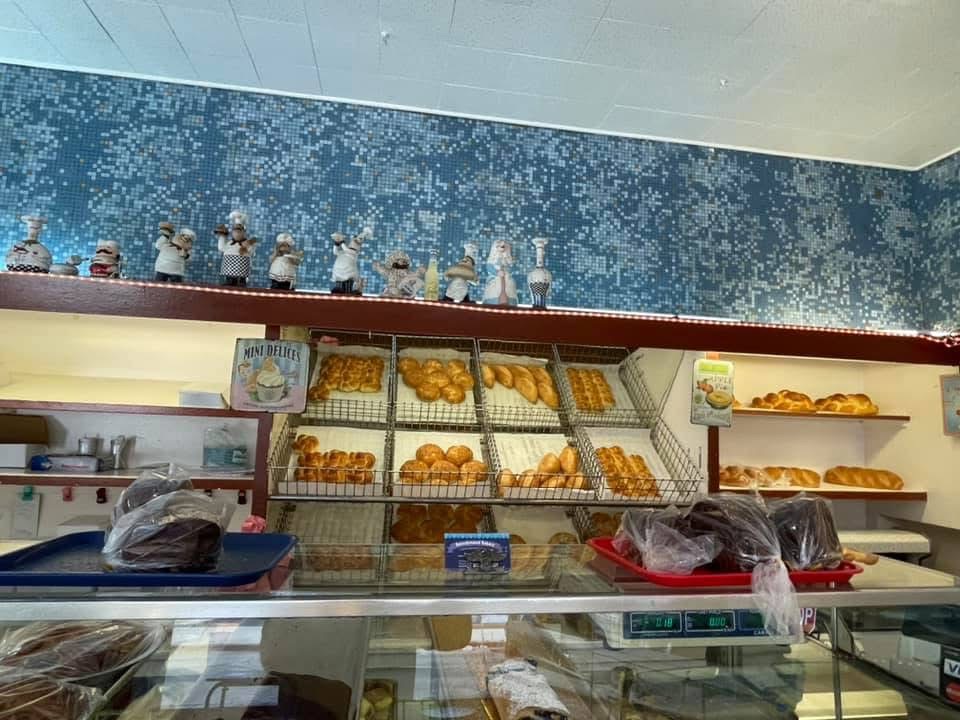 Vue derrière le comptoir, avec des étagères de petits pains