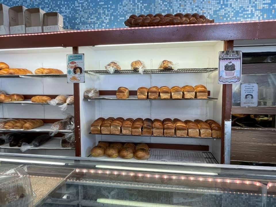 De nombreux pains de mie derrière le comptoir