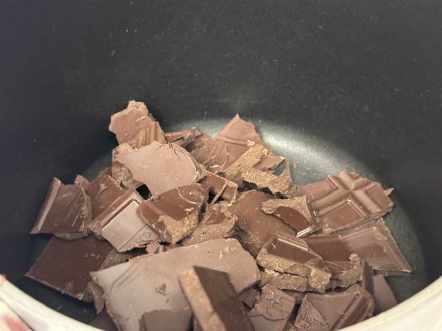 Morceaux de chocolat noir dans une casserole