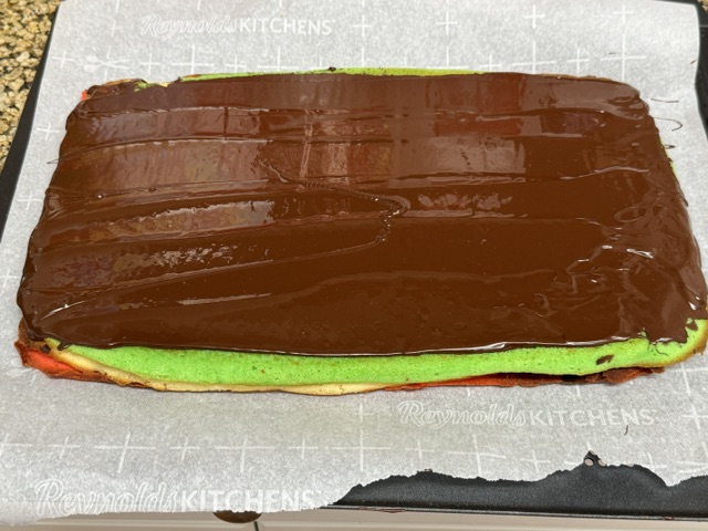Chocolat étalé partout sur la couche verte.