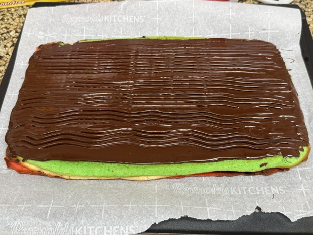 Lignes dessinées sur le gâteau avec une fourchette.
