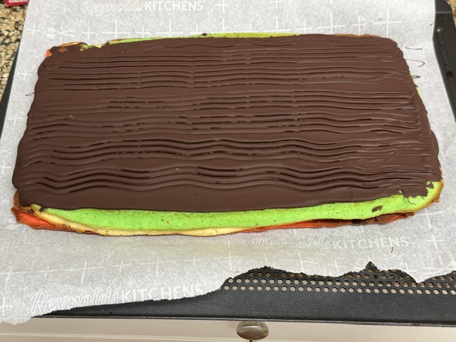 Gâteau bien refroidi ; le chocolat est devenu solide, et peut-être un peu trop