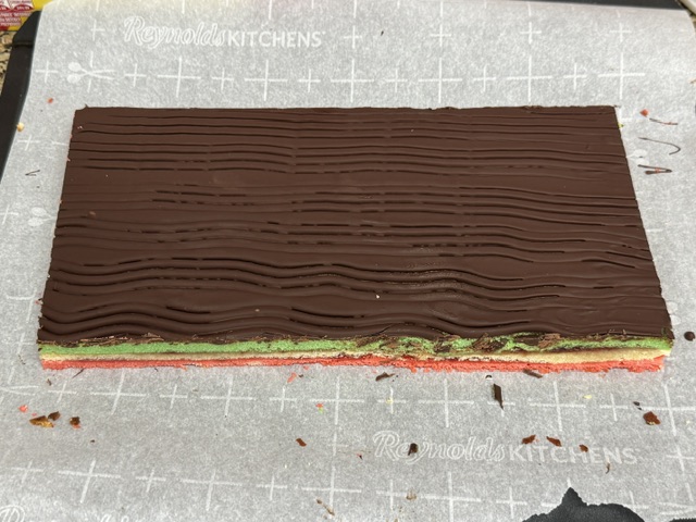 4 bords retirés ; gâteau parfaitement rectangulaire
