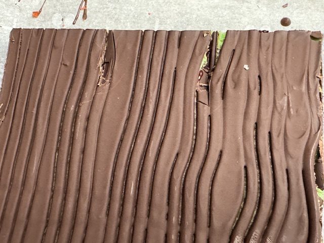 Gros-plan des incisions dans le chocolat pour guider les coupes au sens de la longueur
