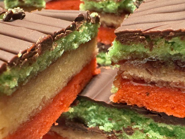 Gros-plan qui met 2 cookies en avant pour voir les textures ; c'est en haut, alors d'autres cookies sont visibles en arrière et au-dessous