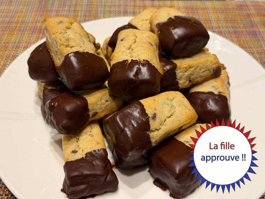 Assiette de cookie bars avec un badge qui dit « La Fille approuve »