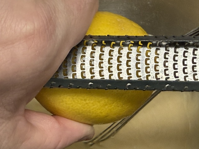 Citron entier avec un Microplane pour le râper